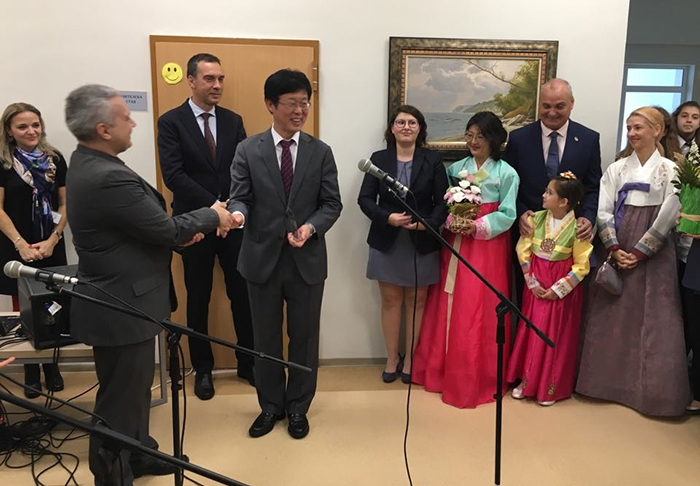  
Mayor Dimitar Nikolov and the Korean Ambassador in Bulgaria Jung Jingue shake hands at the opening ceremony of Korean language classes at Alexander Georgiev Kodjakafaliyata primary school. 
